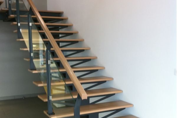 Escalier alliant bois, métal et verre